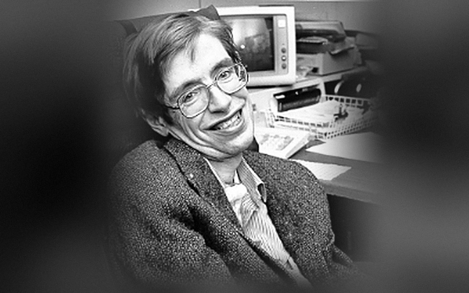 Stephen Hawking sonriendo en su despacho
