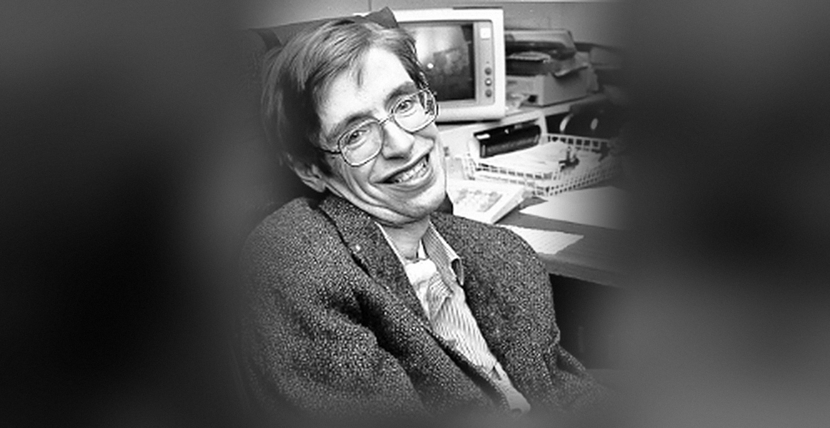 Stephen Hawking sonriendo en su despacho