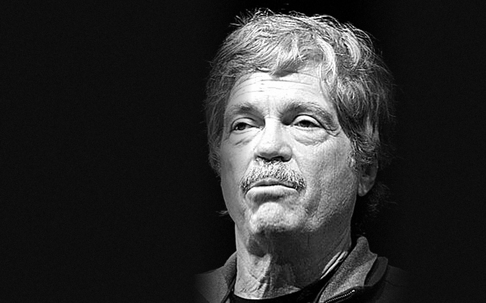 Retrato en blanco y negro de Alan Kay